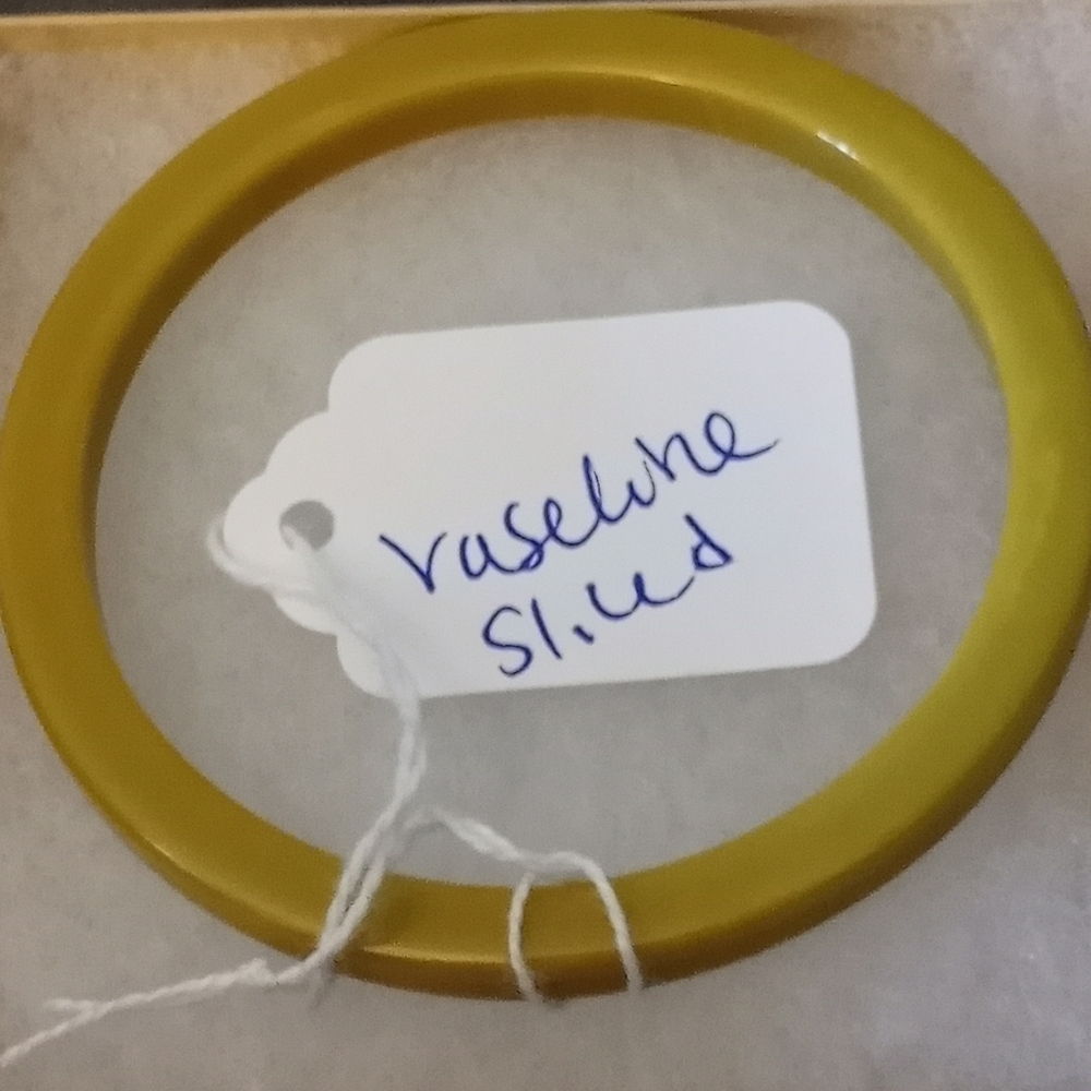 Bakelite bracelet Vaseline avocado